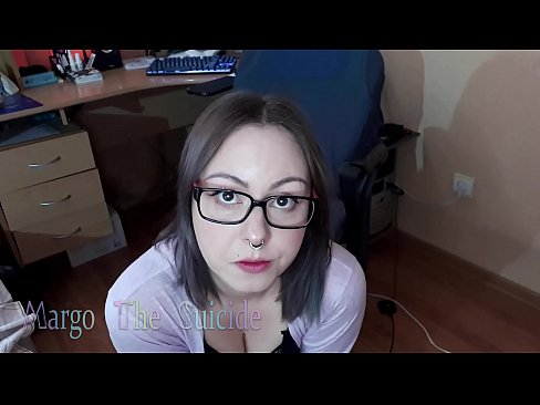 ❤️ 性感的眼镜女孩在镜头前深深地吸吮假阳具 ️ Quality porn